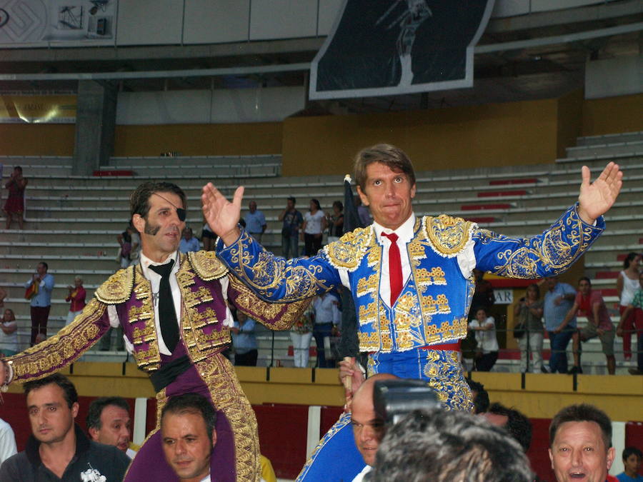Juan José Padilla y 'El Cordobés' salen a hombres de la Plaza de Toros de Íscar en sus Fiestas patronales. 2014
