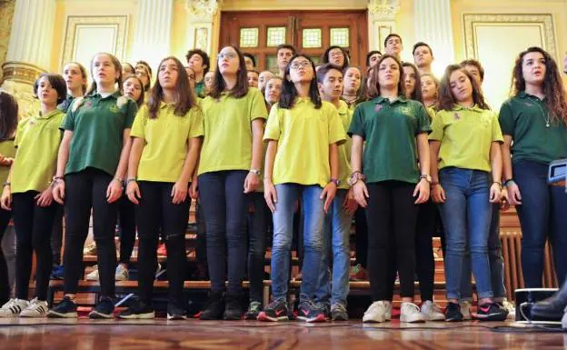 Actuación del Coro de los alumnos del Instituto Condesa Eylo de la ciudad.
