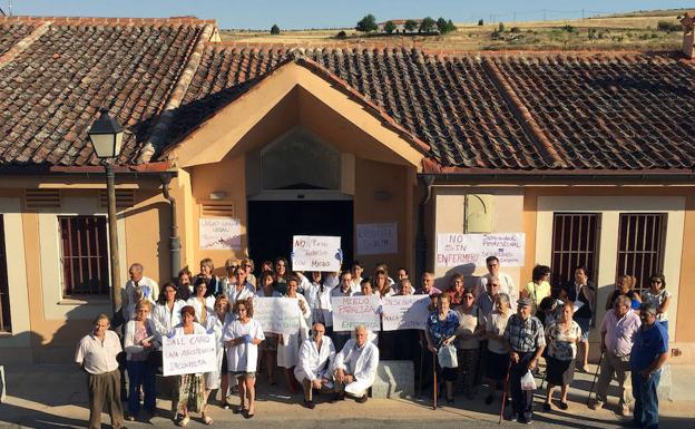 Concentración a las puertas del centro de salud de Sepúlveda por la agresión a una médico. 