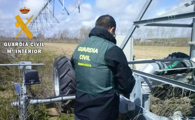 Un miembro del equipo Roca, en una explotación donde se cometió un robo. El Norte