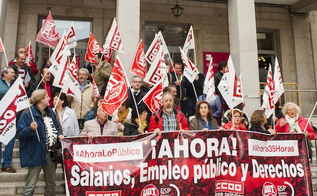 Grupo de sindicalistas concentrados ante la Subdelegación del Gobierno. 