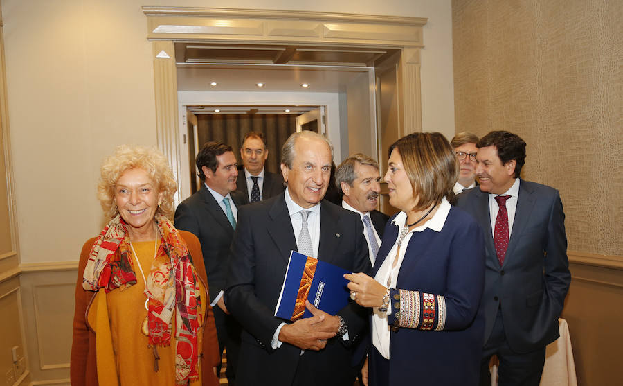 El presidente de Siro, con su mujer, Lucía Urbán, a la izquierda, conversa con la consejera de Agricultura. 