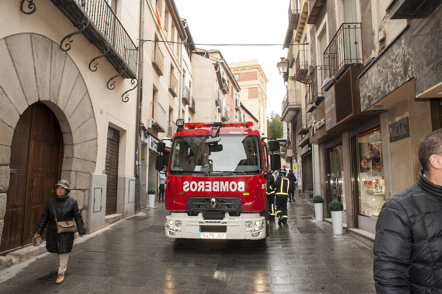 El incendio de una freidora obliga a acordonar la calle San Francisco de Segovia