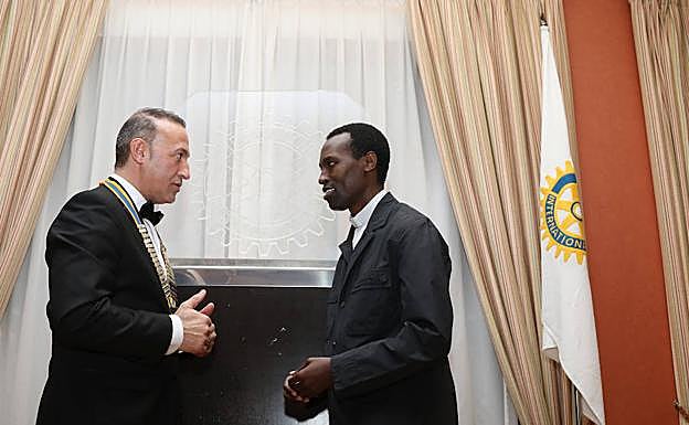 El presidente de los rotarios, René Fernández, conversa con Deogracias Kahuranyi, impulsor de Amidecon. 