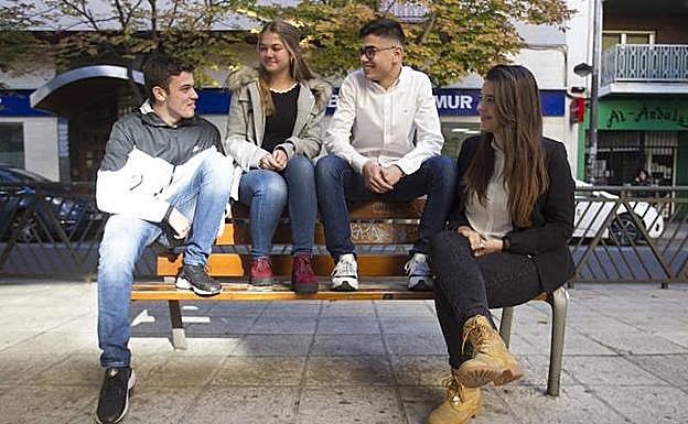 David Serrano, Claudia Lantarón, Marcos Reguilón y Andrea Pérez, alumnos de 1º de Bachillerato del Colegio Sagrado Corazón de Jesús de Zamora, conversan en un banco junto al centro educativo.