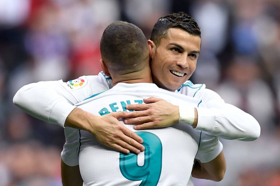 El Real Madrid venció al Málaga 3-2 en el Santiago Bernabéu. Un partido loco donde Benzema abrió la lata y Casemiro volvió a poner ventaja tras el empate de Rolan. El 'Chory' Castro volvió a poner las tablas tras un error de Kiko Casilla y Cristiano, que vio como Roberto paraba su penalti, anotaba a placer en el rechace para dar la victoria a los blancos. 