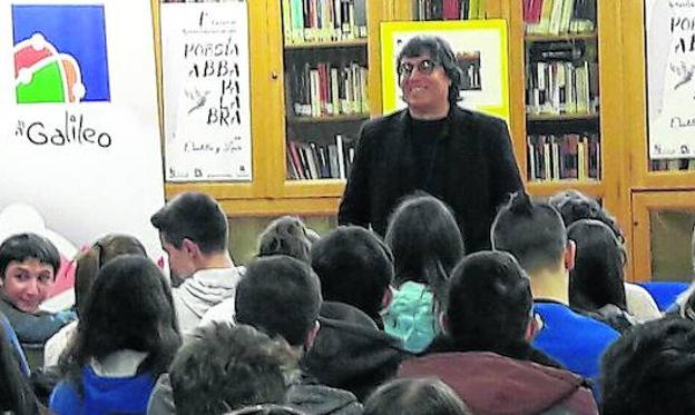 El poeta Álvaro Mata, durante una de las charlas con alumnos de Secundaria. 