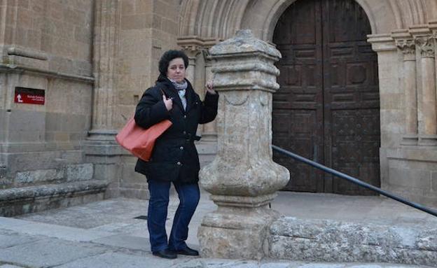 Ana Lucas, a la entrada de la Catedral de Santa María. 