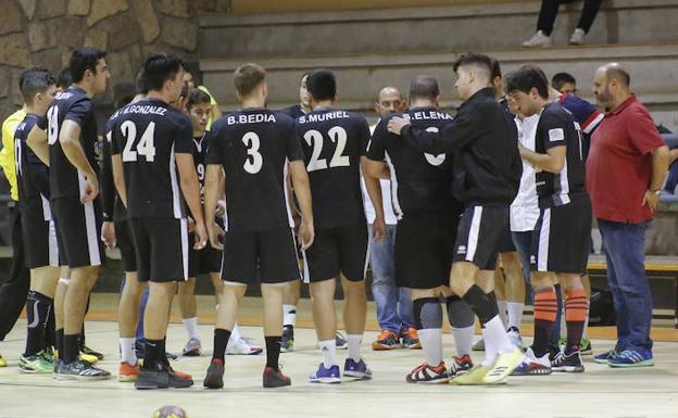 Los jugadores del Ciudad de Salamanca reciben instrucciones del técnico. 