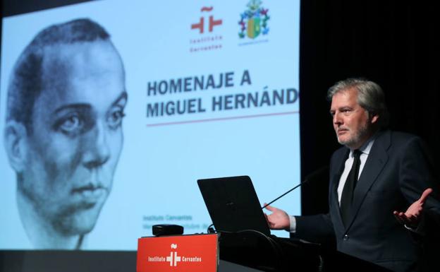 El ministro de Educación, Íñigo Méndez de Vigo, participa en el homenaje al poeta celebrado el pasado mes de octubre en el Instituto Cervantes de Madrid