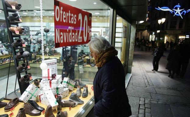 Una mujer observa un escaparate del centro. 