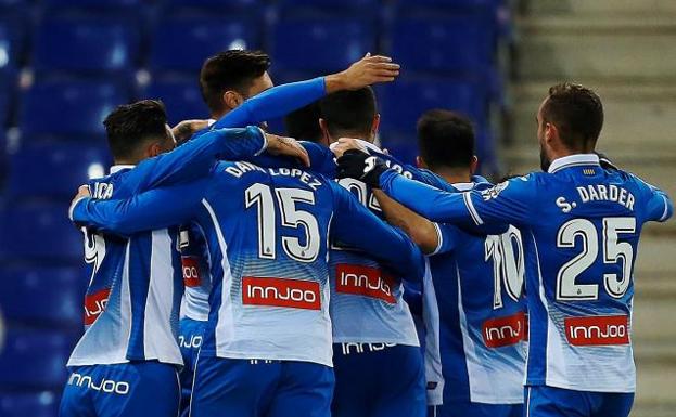 Los jugadores del Espanyol celebran el gol de Gerard Moreno.