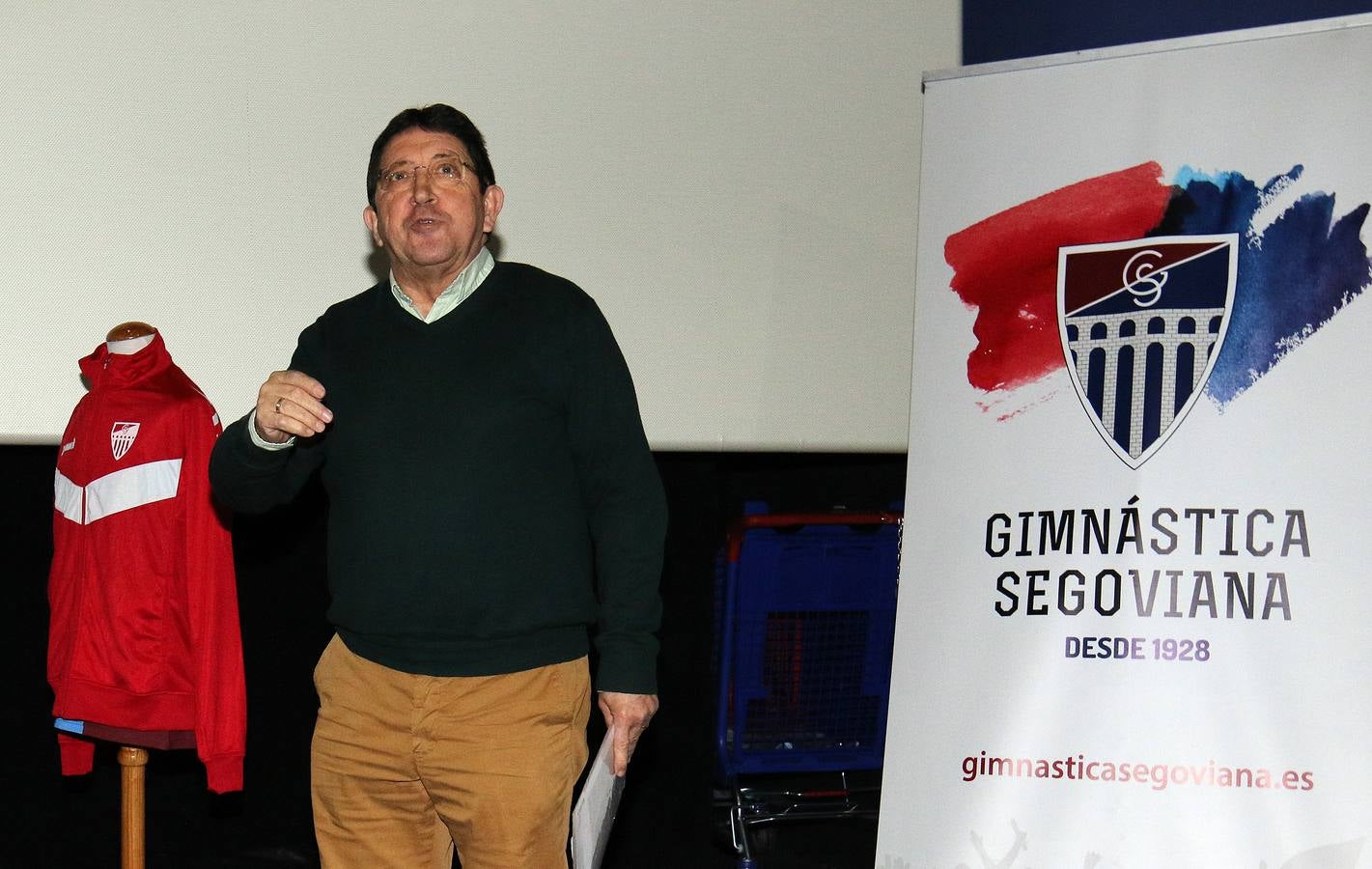 El acto de presentación, a cargo de Antonio García Rivilla, contó con la asistencia de aficionados, exjugadores y jugadores de la actual plantilla