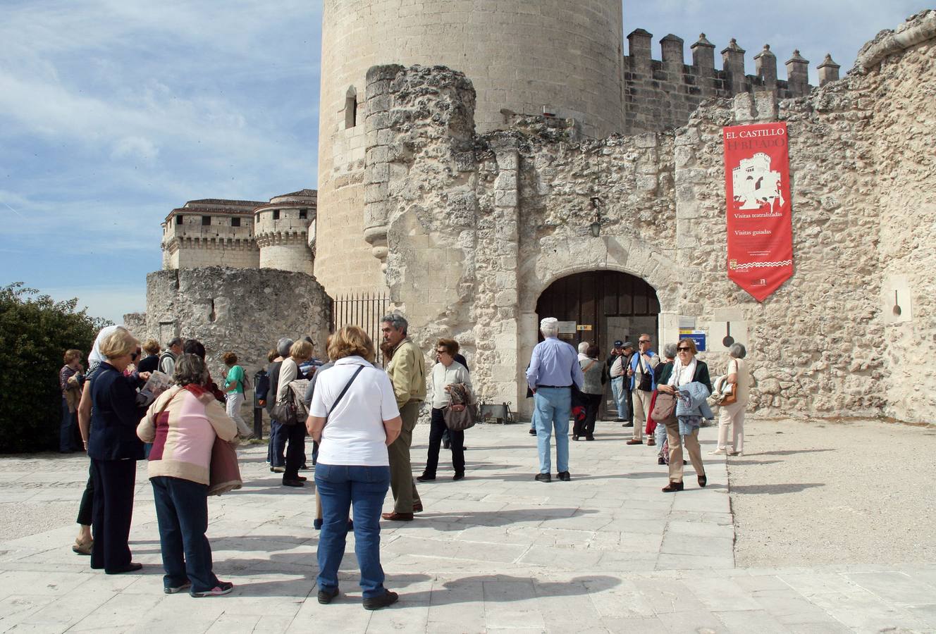 Desde el Ministerio de Energía, Turismo y Agenda Digital, a través de la Secretaría de Estado, se pone en marcha el Club de Producto Turístico Castillos y Palacios de España, que pretende seleccionar aquellos que reúnan unas cualidades especiales y ofrezcan una calidad diferenciadora del resto, como es el caso de la fortaleza de Cuéllar