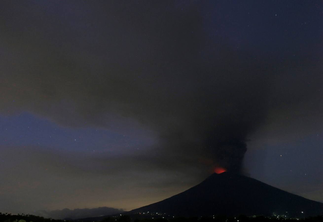 El volcán expulsó ayer una columna de ceniza de entre 2.000 y 3.400 metros