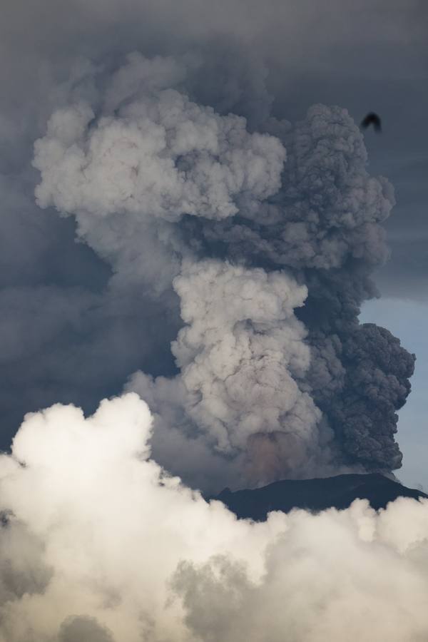 El volcán expulsó ayer una columna de ceniza de entre 2.000 y 3.400 metros