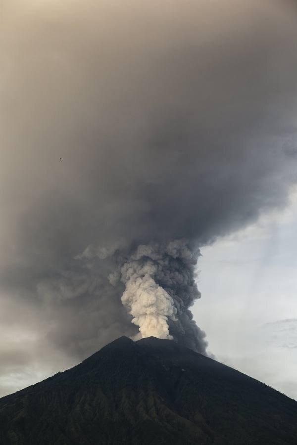 El volcán expulsó ayer una columna de ceniza de entre 2.000 y 3.400 metros