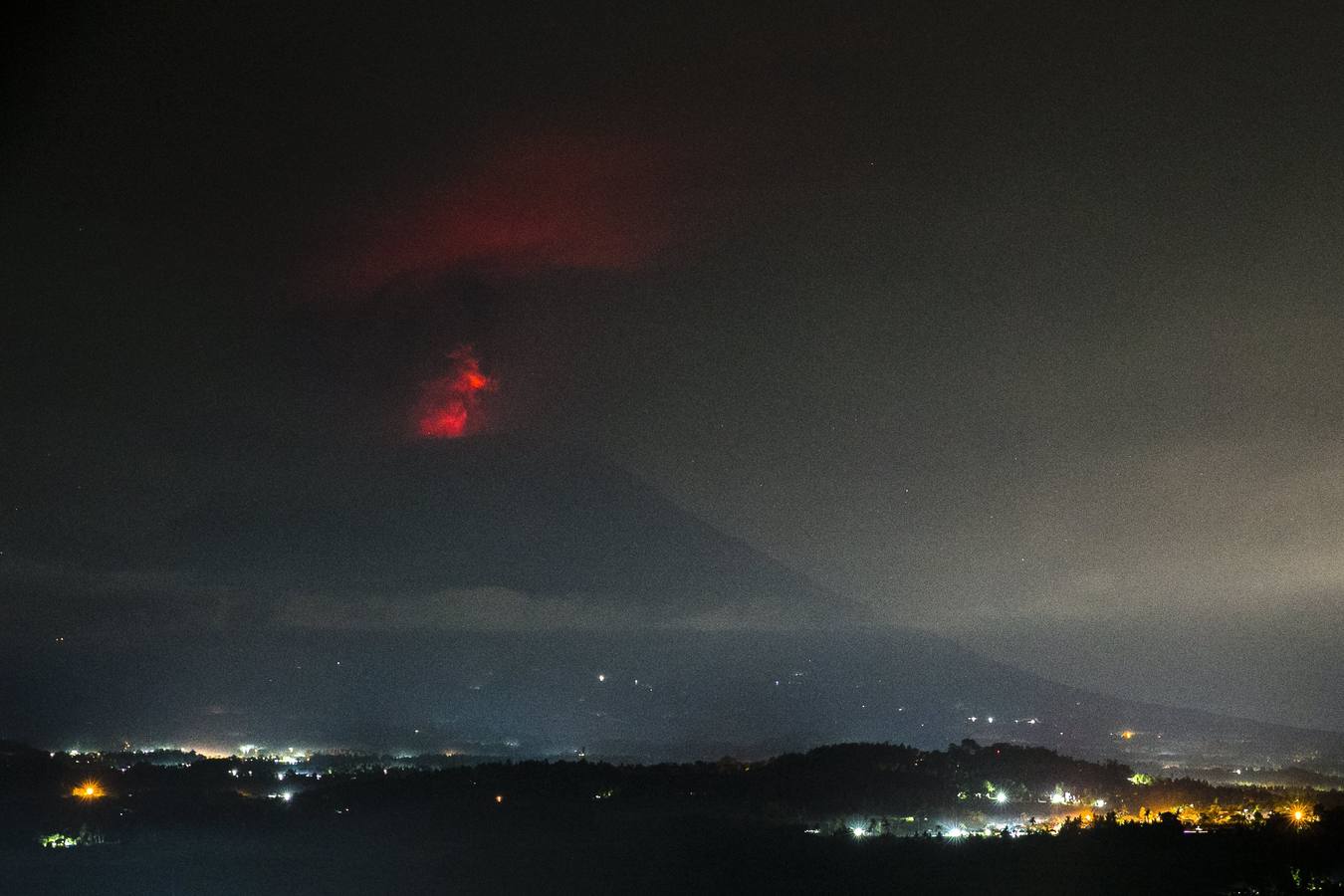 El volcán expulsó ayer una columna de ceniza de entre 2.000 y 3.400 metros