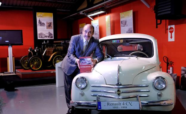 Enrique Espinel en el Museo de Fasa Renault.