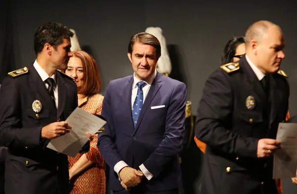 Suárez-Quiñones junto a la alcaldesa de Ponferrada durante el acto.