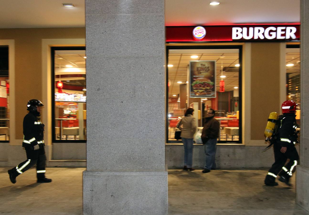 Desalojo del Burger King de Segovia por una intensa humareda en la Plaza Oriental