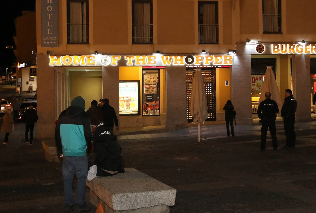 Desalojo del Burger King de Segovia por una intensa humareda en la Plaza Oriental