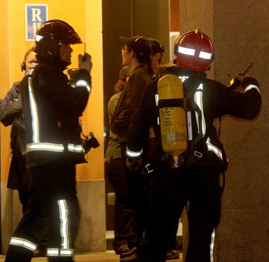 Desalojo del Burger King de Segovia por una intensa humareda en la Plaza Oriental