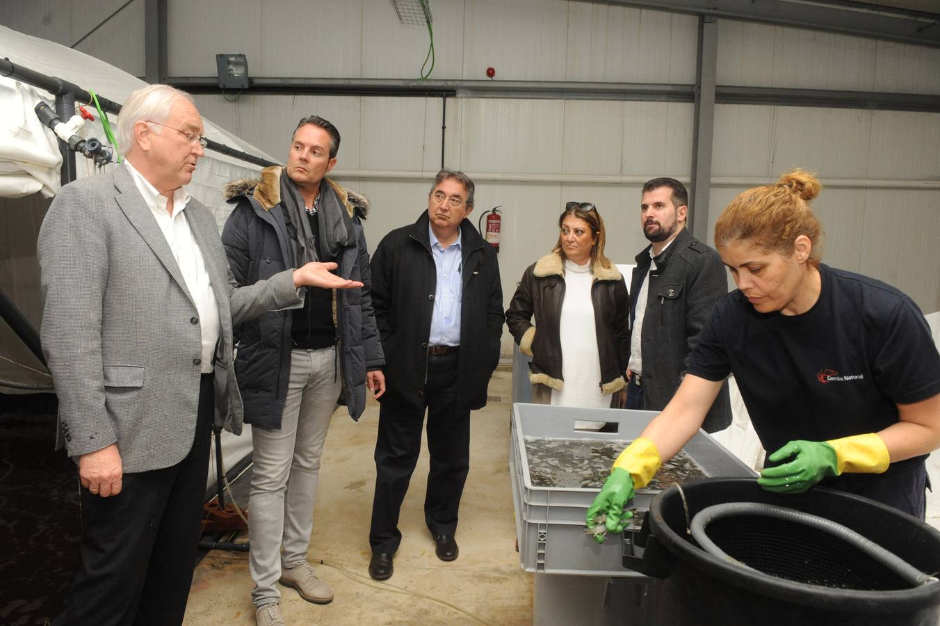 El secretario regional del PSOE acompañó a su homóloga en la provincia a una visita a las instalaciones de la planta de producción de langostinos asentada en la localidad