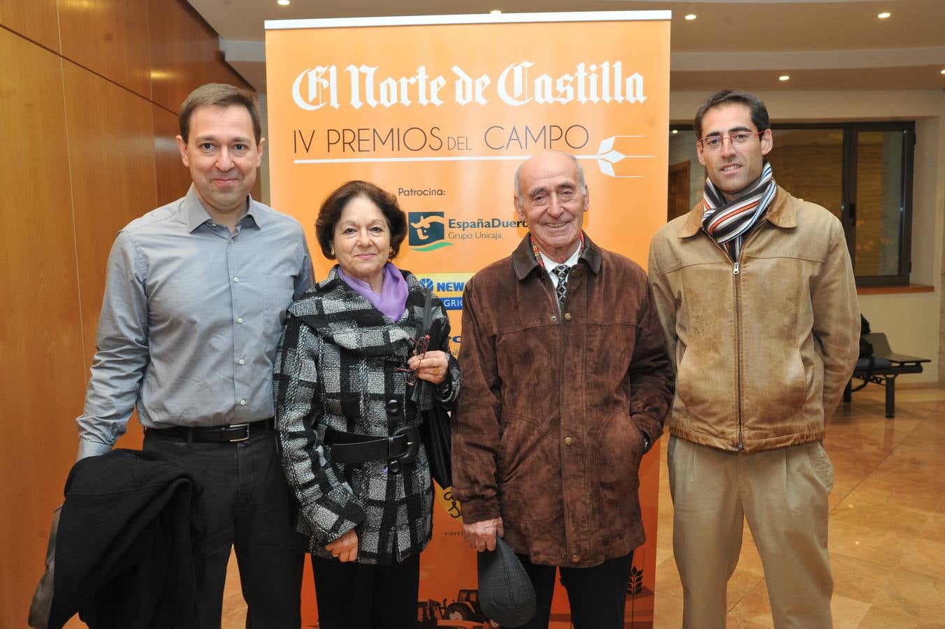 Soledad Gómez, entre Oliver y Segismundo Pecharromán, y Javier Lozano.