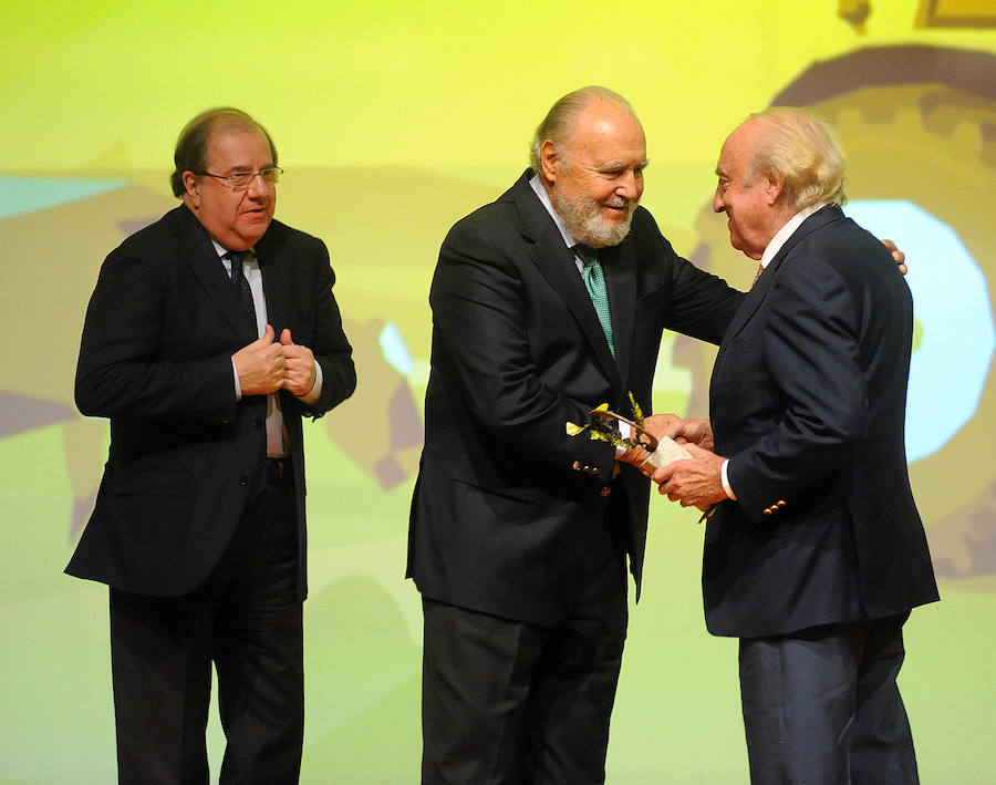 Emiliano Revilla, Premio Miguel Delibes al Desarrollo Rural, recibe el premios de manos del presidente del Consejo de Administración de El Norte de Castilla, Alejandro Royo-Villanova, en presencia de Juan Vicente Herrera.