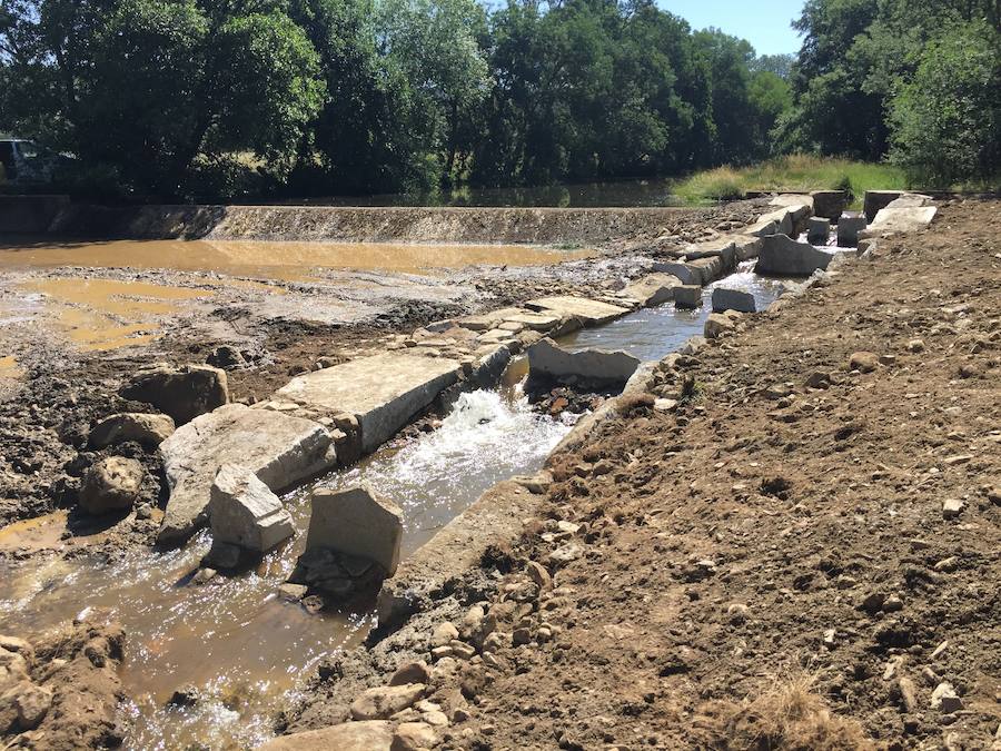 Actuación efectuada por la CHD en un azud de Puebla de Yeltes, con la rampa en primer término. 