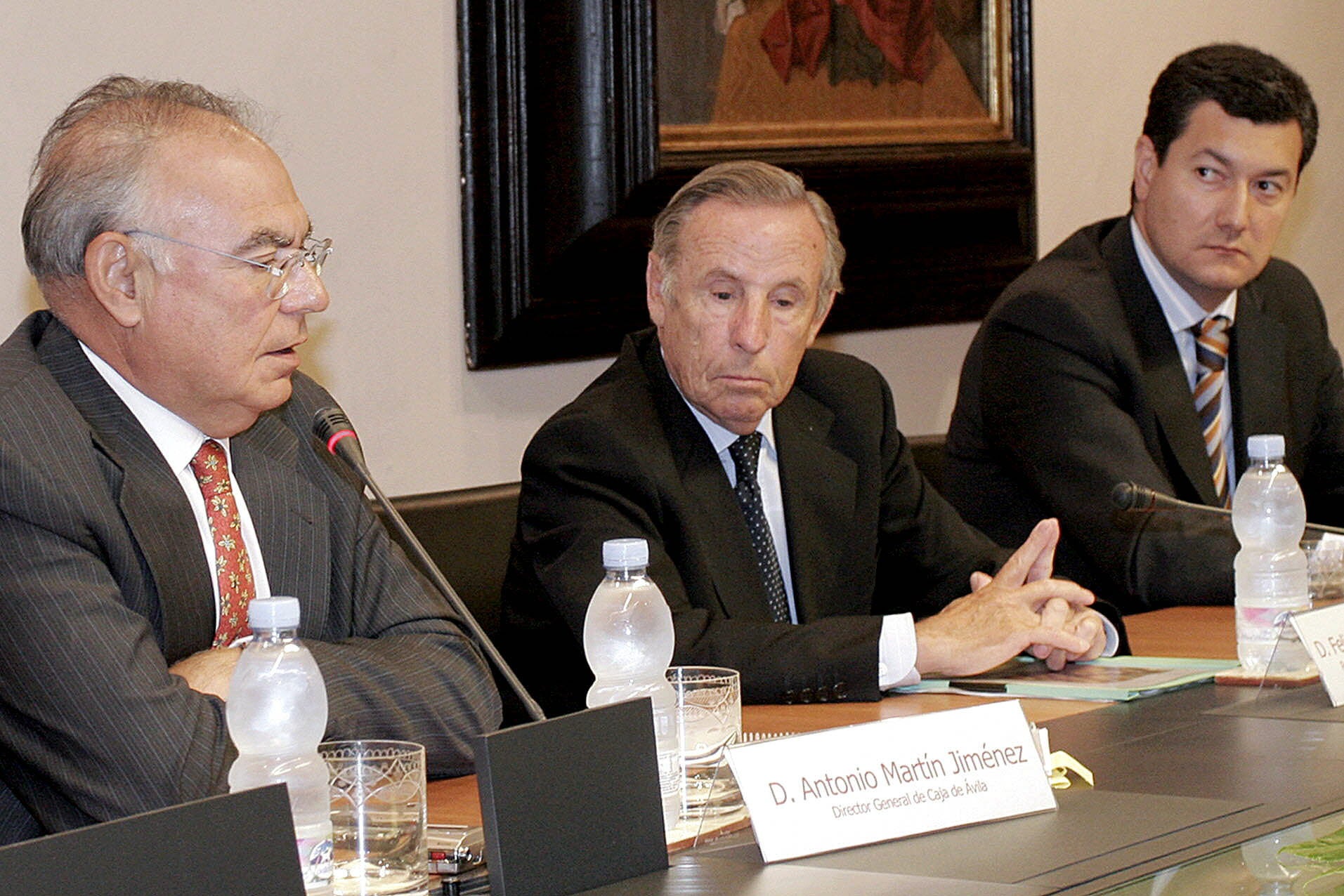 16.06.05 El presidente general de Caja Ávila, Antonio Martín Jiménez (izda); el presidente del Consejo Administrador, Feliciano Blázquez (c), y el jefe de la Obra Social, José Manuel Espinosa (dcha), durante la Asamblea Ordinaria de Caja Ávila. 