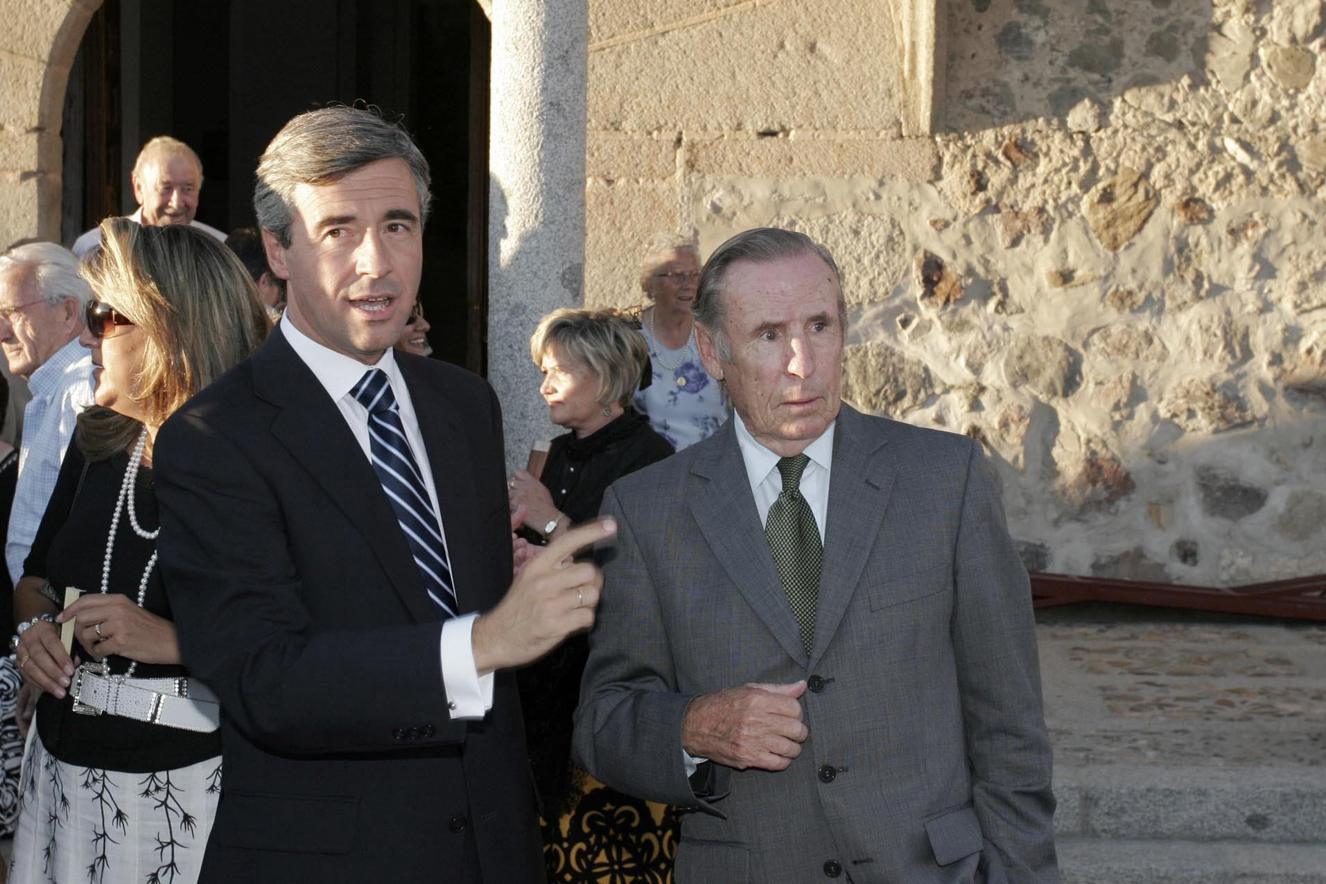 07.09.07 El Secretario General de PP, Angel Acebes (i), acompañado por el presidente de Honor del PP abulense, Feliciano Blázquez, tras pronunciar el pregón de las fiestas de la localidad de Pajares de Adaja, en Ávila.