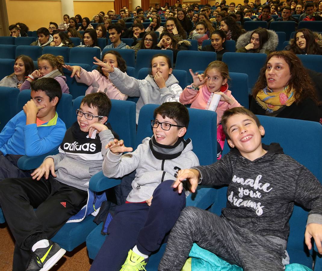 Los alumnos del colegio San Juan Bautistay del instituto Vega del Pirón asisten en la segunda sesión en el centro cultural Los Caños de Carbonero el Mayor (Segovia)
