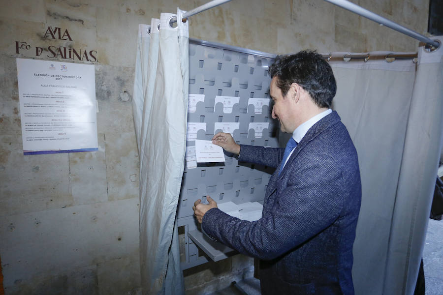 Los dos candidatos que compiten por el Rectorado de la Universidad de Salamanca, Juan Manuel Corchado y Ricardo Rivero, han ejercido esta mañana su derecho al voto en el Aula Salinas del Edificio Históric