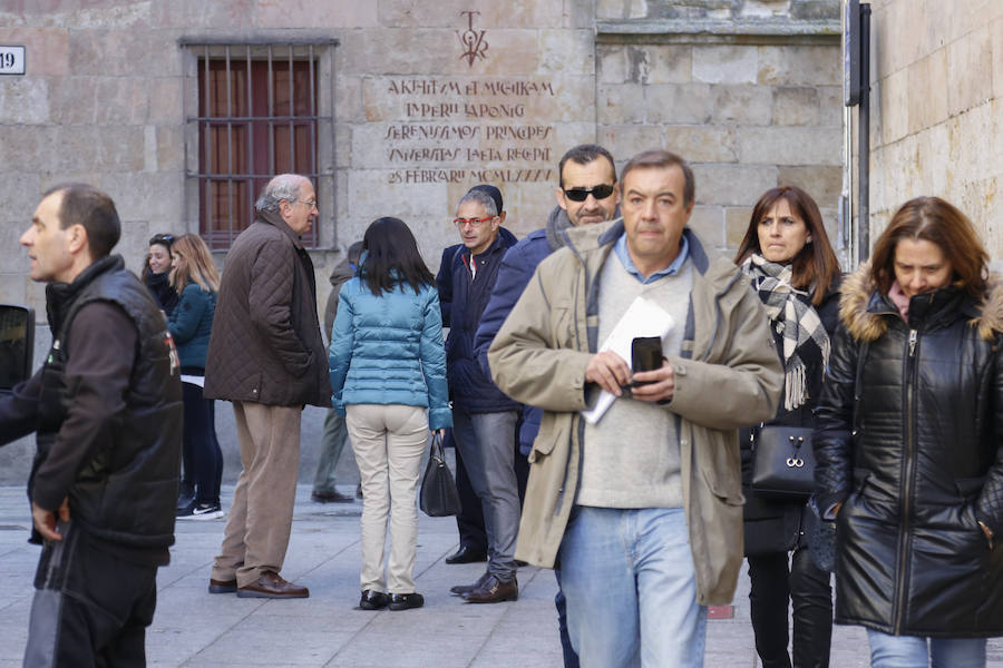 Los dos candidatos que compiten por el Rectorado de la Universidad de Salamanca, Juan Manuel Corchado y Ricardo Rivero, han ejercido esta mañana su derecho al voto en el Aula Salinas del Edificio Históric