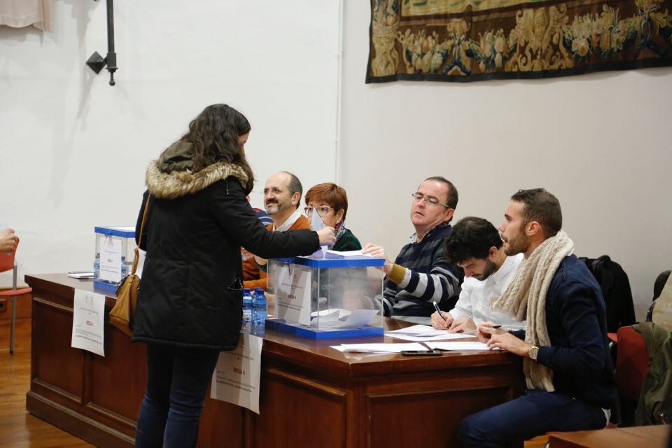 Los dos candidatos que compiten por el Rectorado de la Universidad de Salamanca, Juan Manuel Corchado y Ricardo Rivero, han ejercido esta mañana su derecho al voto en el Aula Salinas del Edificio Históric