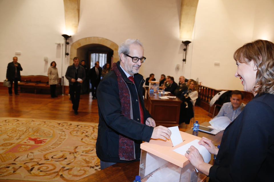 Los dos candidatos que compiten por el Rectorado de la Universidad de Salamanca, Juan Manuel Corchado y Ricardo Rivero, han ejercido esta mañana su derecho al voto en el Aula Salinas del Edificio Históric