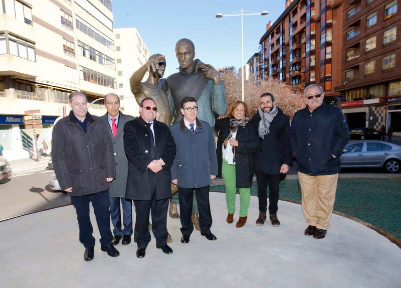 La obra, en bronce y del artista Óscar Aragón, reproduce el arco de la puerta del hospital y un grupo escultórico de dos metros y medio de altura con San Juan de Dios atendiendo a un enfermo