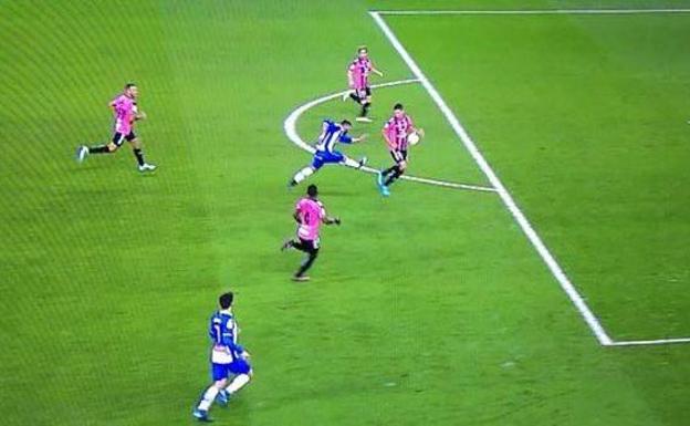 El árbitro que no vio el gol de Messi vuelve a liarla