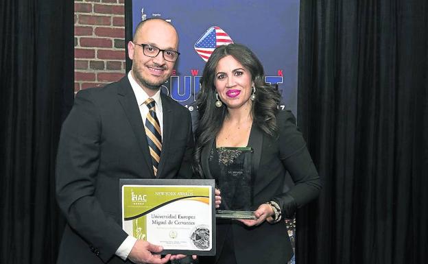 Imelda Rodríguez posa con el consejero delegado del Hispanic AmericanCollege,Ray Cazorla.