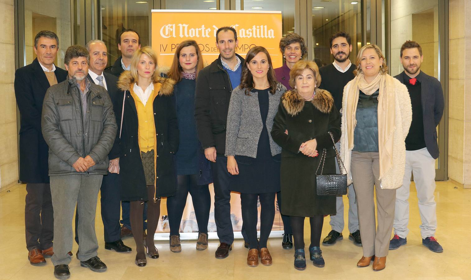 Rafael Muñoz, Azucarera; Obdulio Barba, Agroteo; José Francisco Maroto, Agroteo; Roberto Rivera, cuñado de la premiada; Natalia Ferrero, hermana; Laura Ferrero, hermana; Jesús Álvaro, novio de María Ferrero, premiada; Pilar Carranza, madre; Salomé Santos, directora de Agroteo; Iván Martín, Azucarera; Ana María Zamarreño, gerente de Agroteo, y José Luis Velasco, de Agroteo.