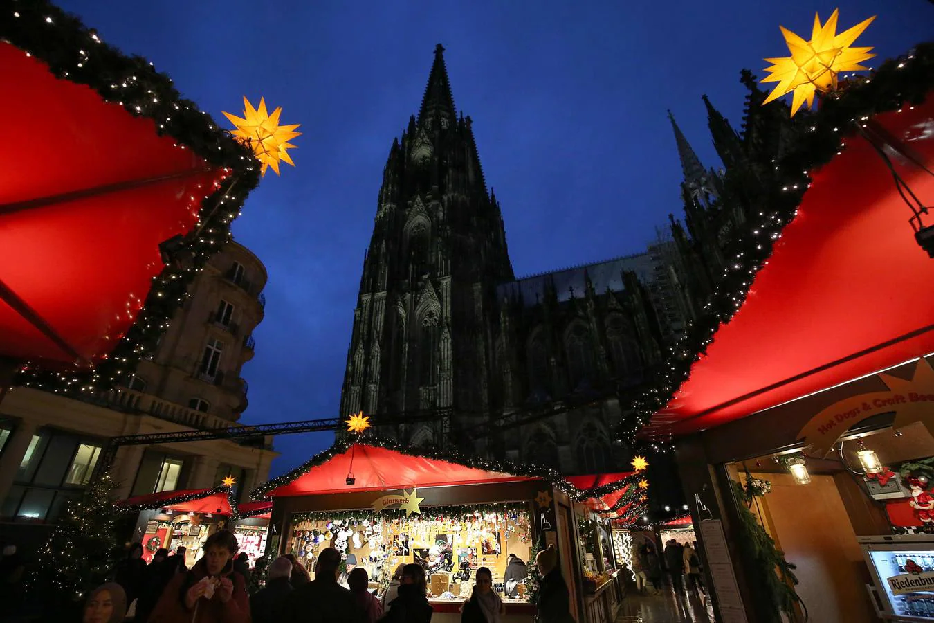 Mercado de Navidad en la plaza frente a la catedral gótica de fama mundial en Colonia (Alemania).