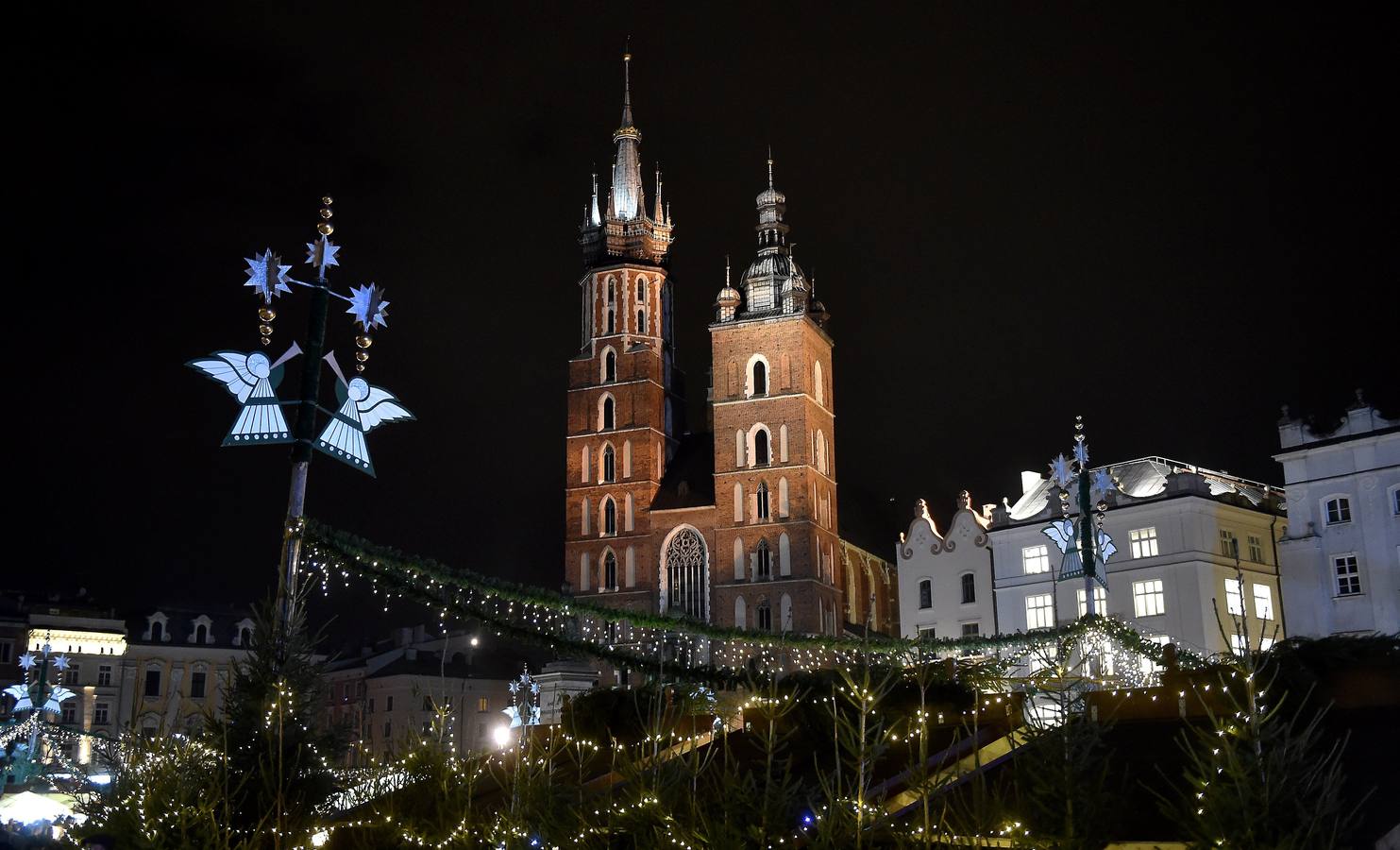Mercado de Navidad en la Plaza del mercado principal en Cracovia (Polonia).