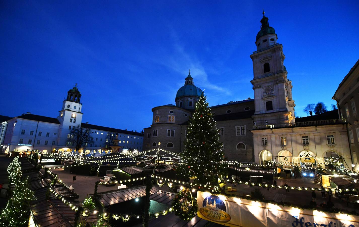 Mercado de Navidad en la Plaza Residenzplatz en Salzburgo (Austria).