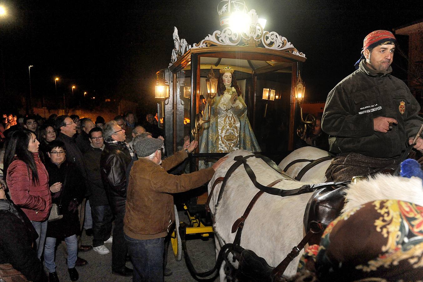 Un año más, la luz de las antorchas volvió a iluminar el camino que la Virgen más querida por los navarreses realizó para conmemorar una de las tradiciones más antiguas y peculiares de la provincia de Valladolid