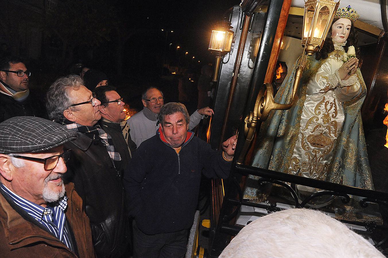 Un año más, la luz de las antorchas volvió a iluminar el camino que la Virgen más querida por los navarreses realizó para conmemorar una de las tradiciones más antiguas y peculiares de la provincia de Valladolid
