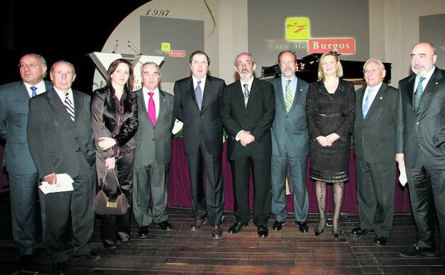 Imagen principal - La fotografía de arriba: Blázquez -segundo por la izquierda- en el X aniversario de la Fundación del Patrimonio de Castilla y León. La fotografía de la izquierda: Con Álvarez Cascos y otros miembros del PP, en Ávila. La fotografía de la derecha: Junto a Ángel Acebes, en 2007. 