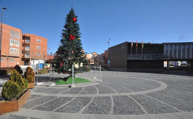 Árbol de Navidad ubicado en la plaza de España de Santa Marta de Tormes. 