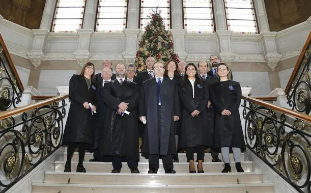 Los letrados que han cumplido 25 años de profesión, las dos nuevas, el presidente de la Audiencia y el fiscal jefe.